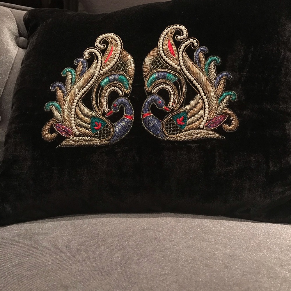 Throw pillows - Picture 4 of 5